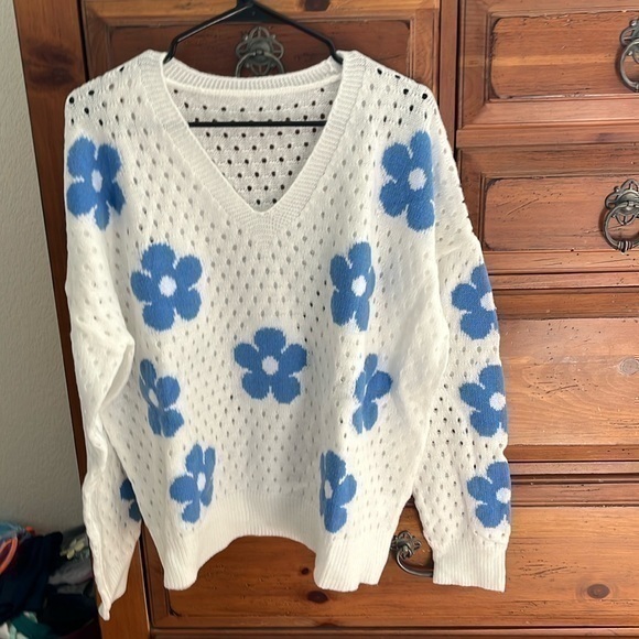 Women’s White V-Neck Sweater With Blue Flowers Size XXL (14) NWOT - Picture 1 of 8